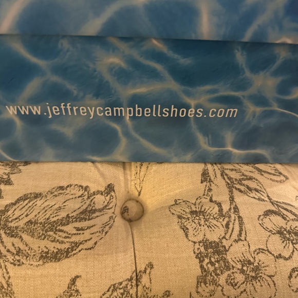 Cute slides for beach, pool, or pairing with a casual outfit - Picture 6 of 6